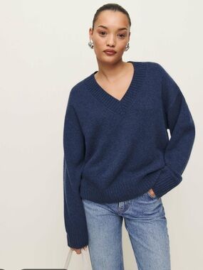 Reformation Jadey Cashmere V-Neck Sweater in Navy Blue Danube
